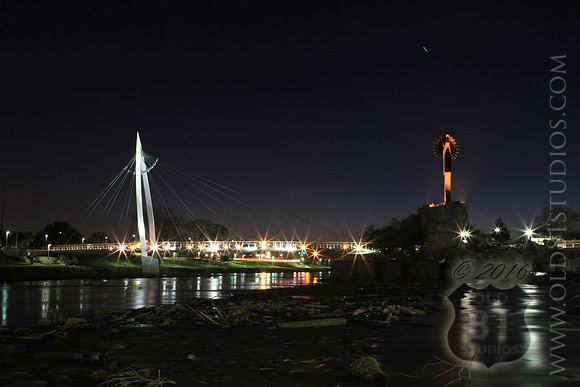 The_Keeper_of_the_Plains_in_Wichita_Kansas_at_night_by_JC_Kirk_7241.jpg