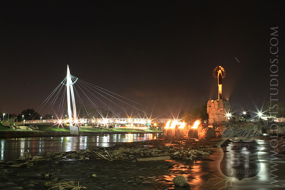 The_Keeper_of_the_Plains_in_Wichita_Kansas_at_night_by_JC_Kirk_IMG_7249.jpg