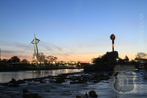 The_Keeper_of_the_Plains_in_Wichita_Kansas_at_night_by_JC_Kirk_7220.jpg