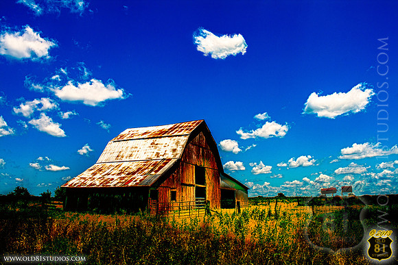 _MG_7395_HDR_001_logo_Iconic_Kansas_Barn_large_rustic_blue_sky_red_barn_clouds