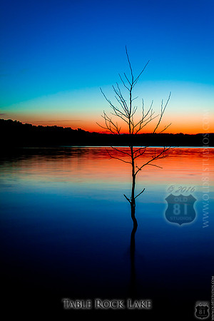 _MG_5277_LR_trl_Table_Rock_Lake_red_sunset_with_blue_sky_and_tree_silhouette_with_reflection